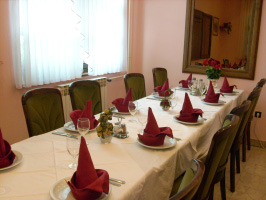 Stol za sve�ani ru�ak